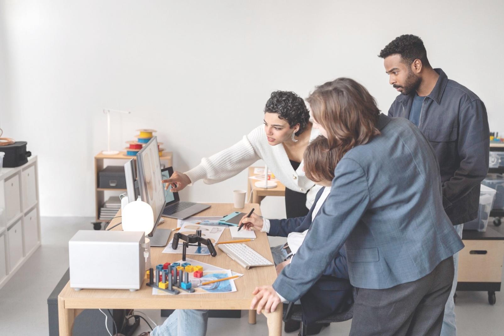 Professionelle Finanzberatung in modernem Büro mit Laptop und Dokumenten