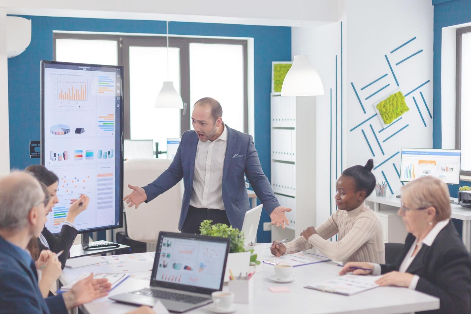 Sicherer Arbeitsplatz mit verschlüsselten Dokumenten und Sicherheitssymbolen