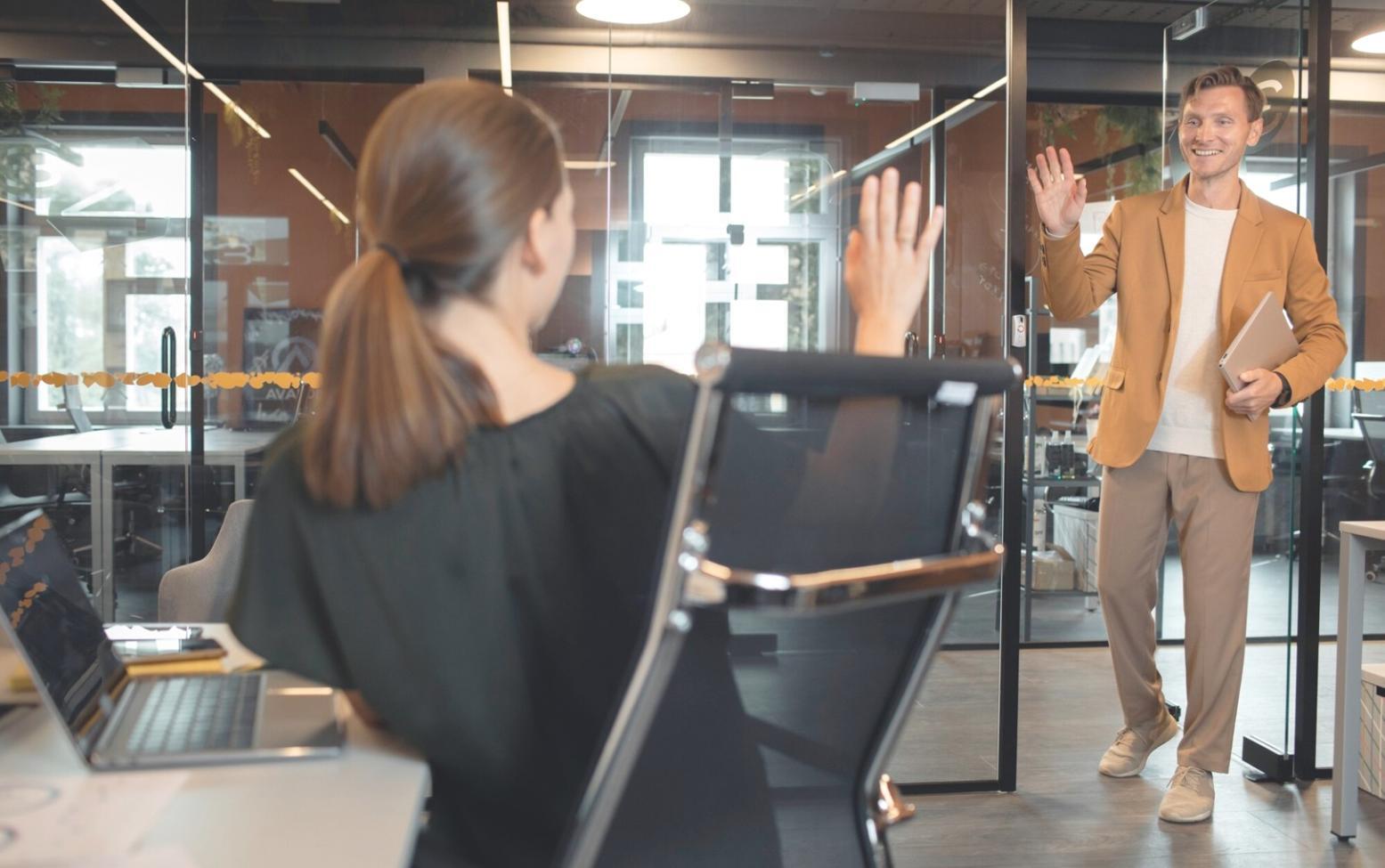 Beratungsgespräch zwischen Finanzexperte und Kunde am Schreibtisch