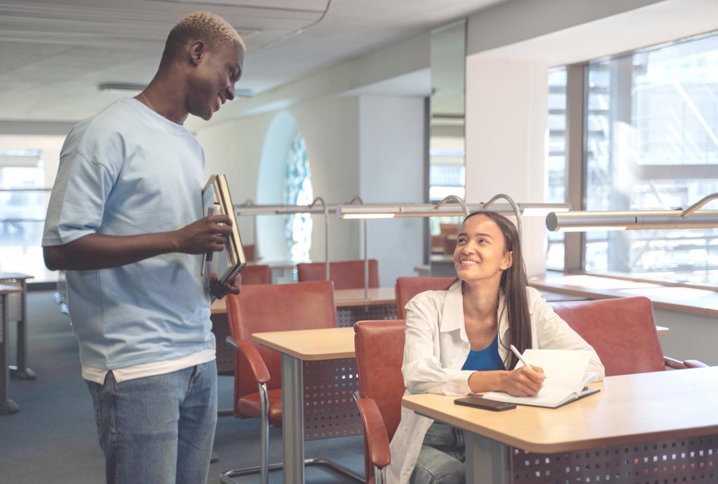 Moderne Finanzanalyse mit Laptop und Unterlagen auf dem Schreibtisch